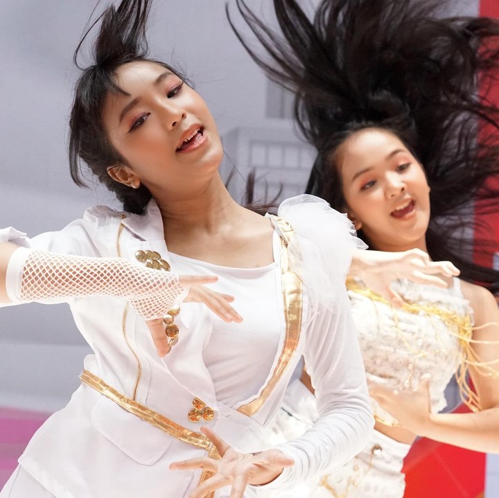 <p>Meski masih duduk di bangku SMP para penari cilik ini tampak sangat percaya diri untuk tampil di depan para pengunjung LazMall Daily Bundafest 2023. Tarian yang mereka bawakan mencuri perhatian pengunjung karena diiringi dengan musik Kpop berpadu dengan musik barat. (Foto: Yuri Hanggrian Fauzi / HaiBunda).</p>