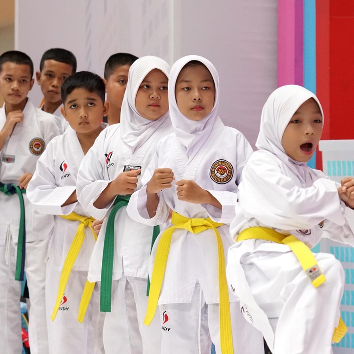 <p>Anak-anak dari Taekwondo MoonSoul juga melakukan beberapa gerakan, salah satunya dengan memutar tubuh dari kiri ke kanan. (Foto: Yuri Hanggrian Fauzi/ HaiBunda)</p>