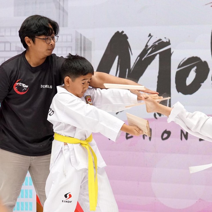<p>Selain itu, ada pula gerakan tendangan dan pukulan yang diperagakan. Para Bunda dan pengunjung pun menyaksikan dengan penuh rasa penasaran. (Foto: Yuri Hanggrian Fauzi/ HaiBunda)</p>