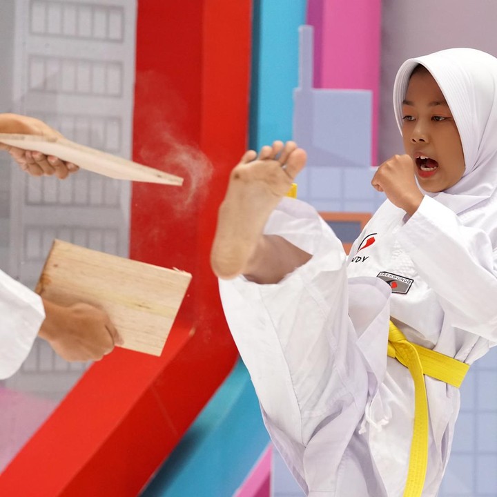<p>Ketika menaiki panggung, anak-anak dari Taekwondo MoonSoul SDN Sukatani 3 ini disambut dengan tepuk tangan yang meriah. Seluruh Bunda dan pengunjung pun langsung menyerbu panggung. (Foto: Yuri Hanggrian Fauzi/ HaiBunda)</p>