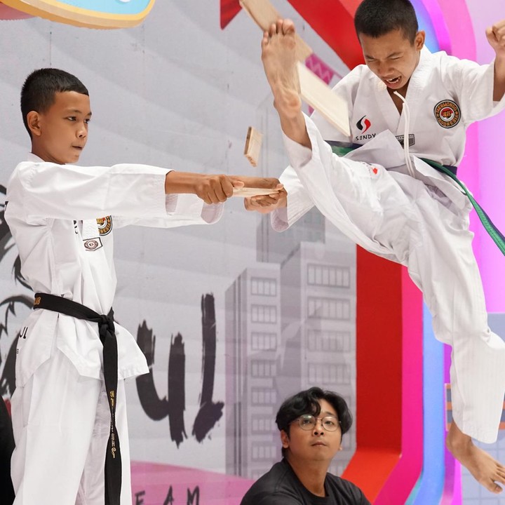 <p>Gerakan yang lebih membuat Bunda dan para pengunjung tegang, anak-anak dari Taekwondo MoonSoul SDN Sukatani 3 turut memperagakan gerakan taekwondo dengan sebuah papan. Secara bergantian, mereka menghancurkan papan tersebut dengan tendangan. (Foto: Yuri Hanggrian Fauzi/ HaiBunda)</p>