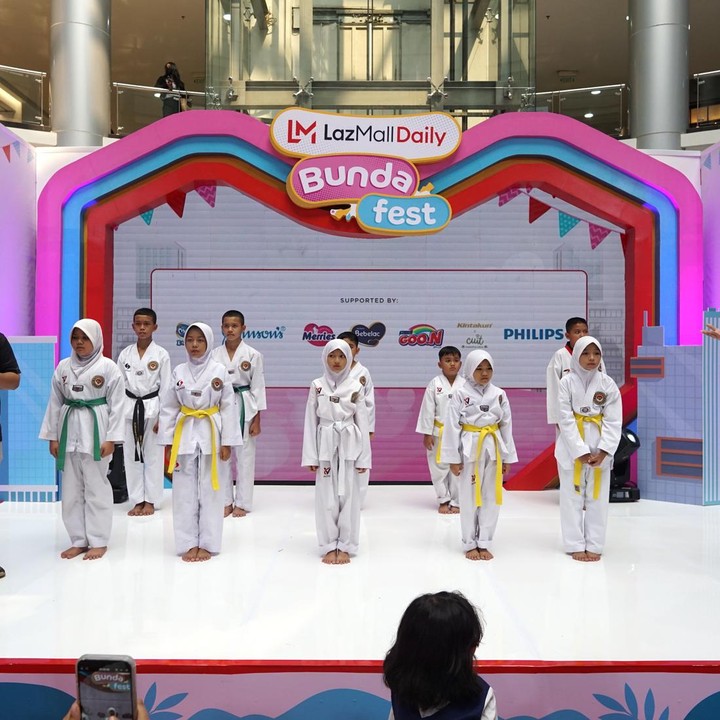 <p>LazMall Daily Bundafest kembali hadir menemani Bunda berakhir pekan. Tak hanya talkshow dengan tema menarik, ada pula performance dari komunitas yang bisa Bunda saksikan bersama Si Kecil. (Foto: Yuri Hanggrian Fauzi/ HaiBunda)</p>