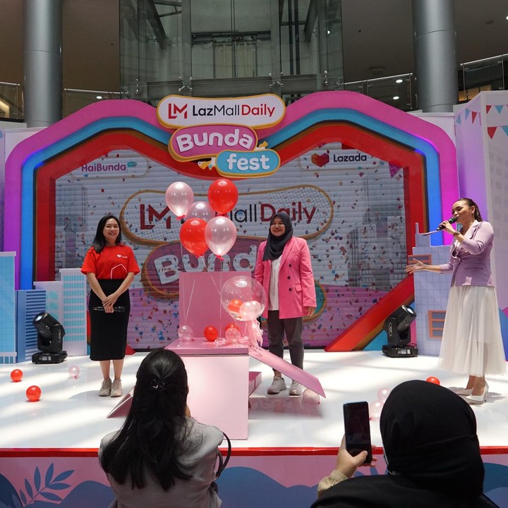 <p>Jika ingin hadir di hari pertama, Bunda bisa menyaksikan talkshow secara langsung bersama Tasya Kamila, lho. Ada pula performance dari Mustika Ayu Dance Studio, Taekwondo MoonSoul Sukatani 3, Puwacarakan Music Studio, hingga penyanyi cantik Alsa. LazMall Daily Bundafest di Margo City ini didukung oleh brand ternama seperti MamyPoko, Johnson & Johnson, Merries, Bebelac, Goon, Kintakun x Cuit Baby, dan Philips. Untuk bisa mendapatkan harga-harga menarik dari brand di atas langsung saja klik <strong><a href="https://www.haibunda.com/outboundlinks?url=http%3A%2F%2Fsurl.li%2Fmnvok" target="_blank">di sini</a></strong> ya, Bun. Diskon harganya luar biasa!</p>