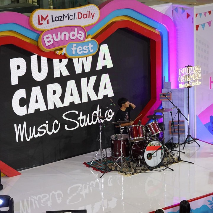 <p>Setelah melihat penampilan dari Mustika Ayu Dance Studio dan Taekwondo MoonSoul Sukatani 3, Bunda dan para pengunjung juga dimanjakan oleh performance dari Purwacaraka Music Studio. Mereka menampilkan berbagai penampilan musik yang sangat meriah. (Foto: Yuri Hanggrian Fauzi / HaiBunda)</p>