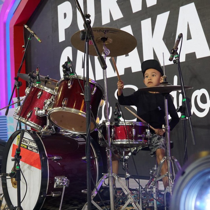 <p>Terdapat satu penampilan solo drum lagi dari Radeliyo. Pada kesempatan ini ia membawakan lagu yang sangat energik yaitu <em>Beraksi</em> dari Band Kotak. (Foto: Yuri Hanggrian Fauzi / HaiBunda)</p>