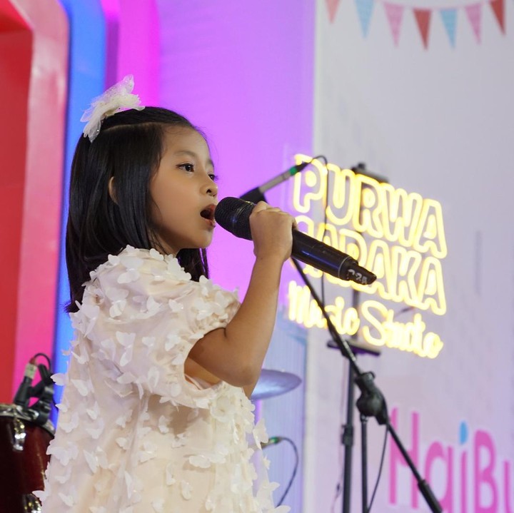 <p>Ada juga penampilan dari Sheena yang menyanyikan lagu Lihatlah Lebih Dekat. Pada usianya yang masih sangat kecil, ia sudah sangat berani dan percaya diri tampil di depan banyak orang. Suaranya juga sangat merdu loh, Bunda. (Foto: Yuri Hanggrian Fauzi / HaiBunda)</p>