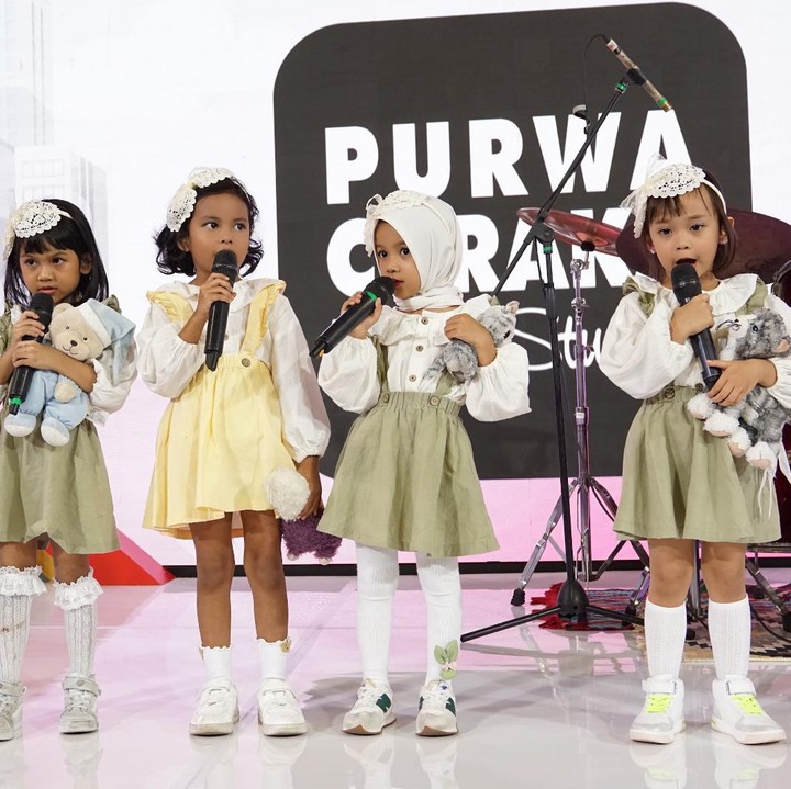<p>Purwacaraka menutup peformancenya dengan penampilan dari kumpul bocah. Grup Vokal yang diisi oleh anak-anak usia batita ini sangat lincah dan berani menyanyikan lagu berjudul "Paling Enak Jadi Anak'.(Foto: Yuri Hanggrian Fauzi / HaiBunda)</p>