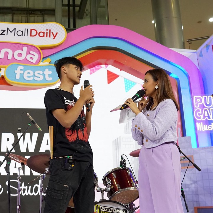 <p>LazMall Daily Bundafest hari pertama sukses diselenggarakan pada Jumat (27/10/2023), Bunda. Di hari pertama ini, ada banyak penampilan memukau yang menghibur para pengunjung, lho. (Foto: Yuri Hanggrian Fauzi / HaiBunda)</p>