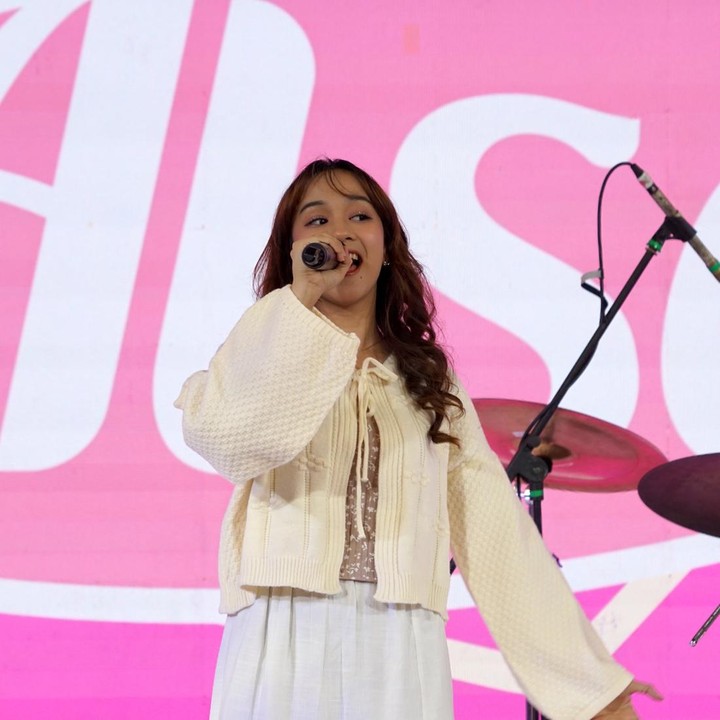 <p>Penyanyi dengan nama asli Alsa Aqilah ini terlihat menawan dalam balutan busana berwarna putih. Penampilan Alsa pun berhasil penutup LazMall Daily Bundafest di hari pertama dengan meriah. <br /><br />LazMall Daily Bundafest di Margo City ini didukung oleh brand ternama seperti MamyPoko, Johnson & Johnson, Merries, Bebelac, Goon, Kintakun x Cuit Baby, dan Philips. Untuk bisa mendapatkan harga-harga menarik dari brand di atas langsung saja klik <a href="https://www.haibunda.com/outboundlinks?url=http%3A%2F%2Fsurl.li%2Fmnvok" target="_blank">di sini</a> ya, Bun. Diskon harganya luar biasa! (Foto: Yuri Hanggrian Fauzi / HaiBunda)</p>
