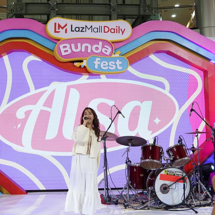 <p>Penyanyi cantik bersuara merdu, Alsa, tampil dengan membawakan beberapa lagu di atas panggung menutup keseruan LazMall Daily Bundafest hari pertama. Salah satu lagu yang ia bawakan merupakan lagunya sendiri yang berjudul Honeymoon, Bunda. (Foto: Yuri Hanggrian Fauzi / HaiBunda)</p>
