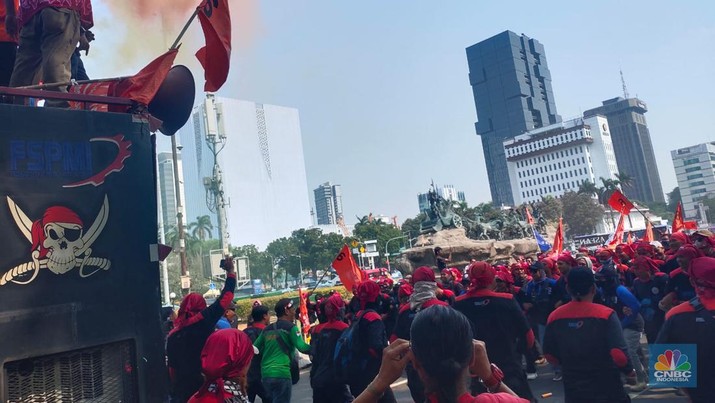 Demo ratusan buruh tuntut UMP 2024 naik 15% di kawasan Patung Kuda, Jakarta. (CNBC Indonesia/Rosseno Aji Nugroho)