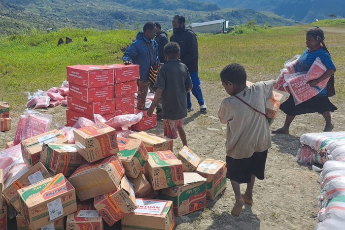 Sejumlah warga membawa bahan makanan yang diturunkan dari pesawat terbang di Distrik Amuma, Kabupaten Yahukimo, Papua Pegunungan, Kamis (26/10/2023). BNPB akan mendistribusikan bantuan berupa beras 20 ton, makanan siap saji 10.000 paket, perlengkapan penunjang, anggaran operasional Rp1 miliar serta menyiapkan satu unit pesawat jenis Cessna Grand Caravan yang dapat membawa muatan seberat 1.500 kg dalam sekali penerbangan dalam penanganan dampak bencana tanah longsor dan bencana kelaparan di Kabupaten Yahukimo, Provinsi Papua Pegunungan. ANTARA FOTO/HO/Humas BNPB/wpa/tom.