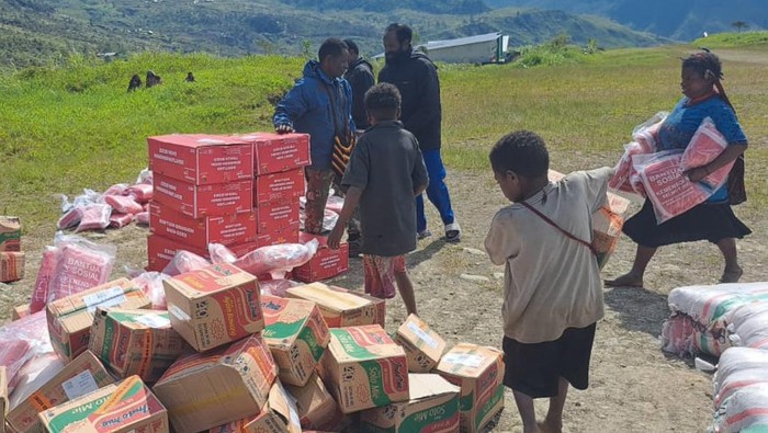 Sejumlah warga membawa bahan makanan yang diturunkan dari pesawat terbang di Distrik Amuma, Kabupaten Yahukimo, Papua Pegunungan, Kamis (26/10/2023). BNPB akan mendistribusikan bantuan berupa beras 20 ton, makanan siap saji 10.000 paket, perlengkapan penunjang, anggaran operasional Rp1 miliar serta menyiapkan satu unit pesawat jenis Cessna Grand Caravan yang dapat membawa muatan seberat 1.500 kg dalam sekali penerbangan dalam penanganan dampak bencana tanah longsor dan bencana kelaparan di Kabupaten Yahukimo, Provinsi Papua Pegunungan. ANTARA FOTO/HO/Humas BNPB/wpa/tom.