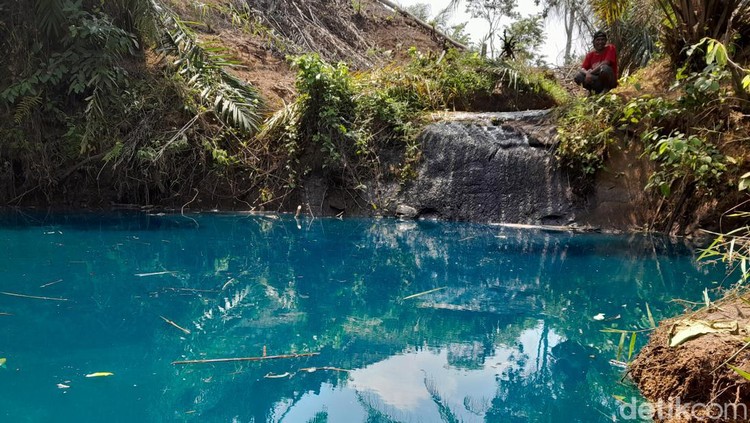 Fenomena telaga berubah menjadi biru di Bengkulu Fenomena telaga berubah menjadi biru di Bengkulu Tengah.