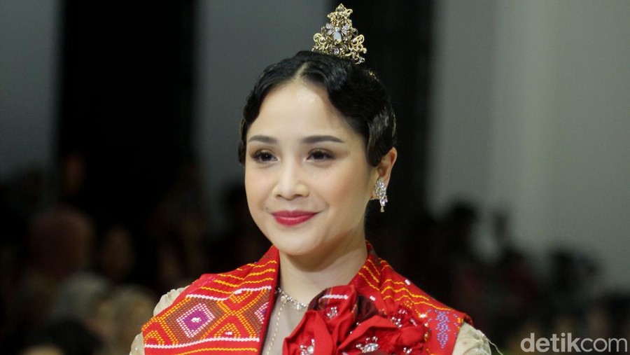Foto Nagita Slavina di acara Jakarta Fashion Week 2024