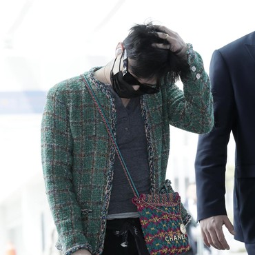 Bantah Pakai Narkoba, 8 Potret Gelagat Aneh G-Dragon di Bandara Jadi Sorotan