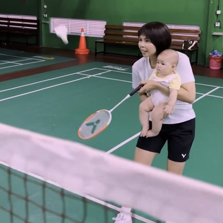 <p>Mantan atlet badminton Indonesia Greysia Polii melahirkan anak pertamnya, seorang gadis cantik bernama Jessia Selah Djimin pada 30 April 2023, Bunda. Saat ini, Baby Jesse sudah berusia 6 bulan dan makin menggemaskan, lho. (Foto: Instagram @greyspolii)<br /><br /><br /></p>