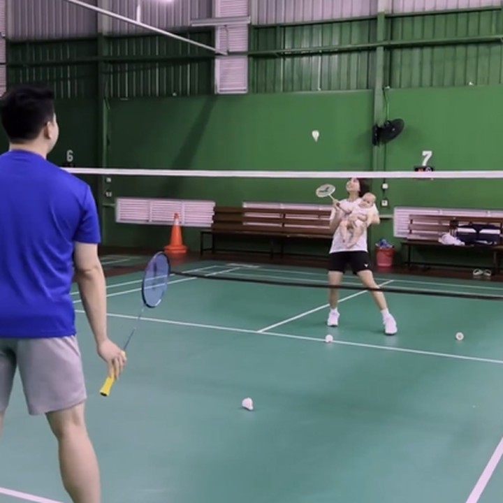 <p>Terbaru, istri Felix Djimin ini membagikan momen bermain badmonton bareng sang putri di lapangan. Dalam permainan ini, Greysia dan baby Jessia bermain melawan sang ayah. (Foto: Instagram @greyspolii)<br /><br /><br /></p>