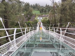 Dibayangi Tragedi Limpakuwus, Operasional Jembatan Kaca Bromo Amankah?