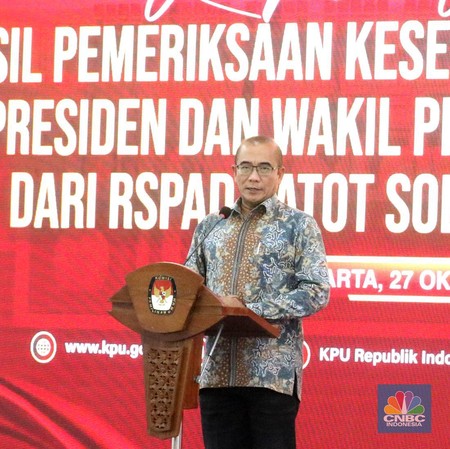 Ketua Komisi Pemilihan Umum (KPU) Hasyim Asyari mengumumkan hasil tes kesehatan tiga pasangan bakal capres-cawapres di KPU, Jakarta, Jumat, (27/10/2023). (CNBC Indonesia/Muhammad Sabki)