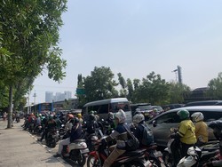 Proyek Galian Bikin Jalan Sempit, Lalin Sekitar Stasiun Grogol Macet Parah