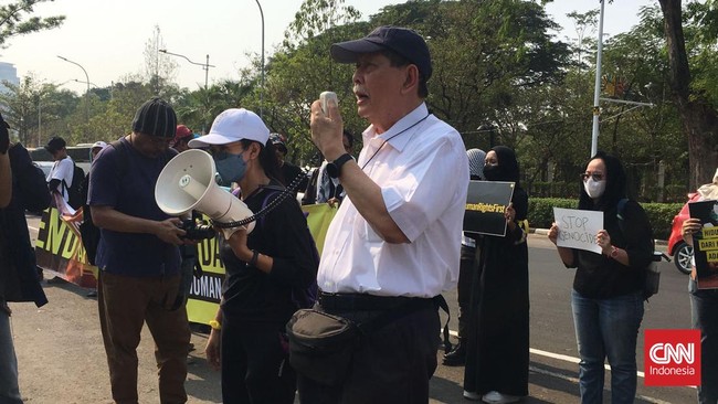 Mantan Jaksa Agung Marzuki Darusman ikut berorasi dalam aksi damai Palestina yang digelar di depan Kedutaan Besar Amerika Serikat, Jakarta Pusat, Jumat (27/10).
