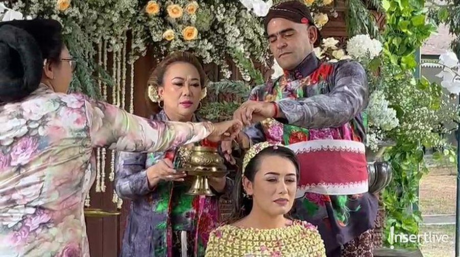 Momen Siraman Amanda Gonzales & Calon Suami Pesepakbola Mualaf Momen Siraman Amanda Gonzales & Calon Suami Pesepakbola Mualaf