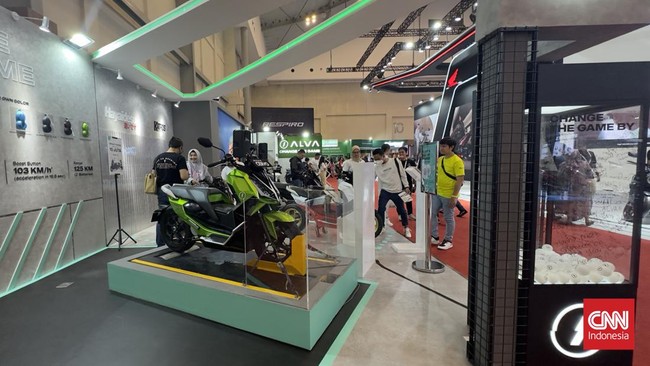Sejumlah merek motor listrik yang memamerkan produknya di acara Imos 2023 menawarkan diskon untuk memikat pengunjung.