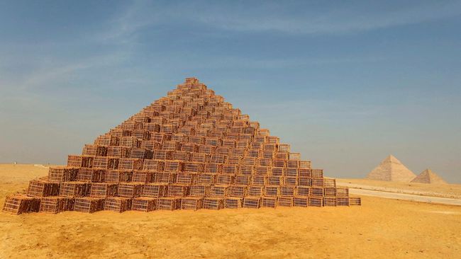 Ketika video seekor anjing di puncak piramida Mesir di Giza menjadi viral minggu lalu, puluhan juta pengguna media sosial merasa senang sekaligus bingung.