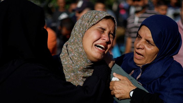 Para wanita berduka saat pemakaman warga Palestina yang tewas akibat serangan Israel, saat konflik antara Israel dan kelompok Islam Palestina Hamas berlanjut, di Khan Younis di selatan Jalur Gaza, 26 Oktober 2023. (REUTERS/Mohammed Salem)