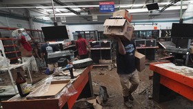 FOTO: Penjarahan Gegerkan Meksiko usai Diterjang Badai Otis