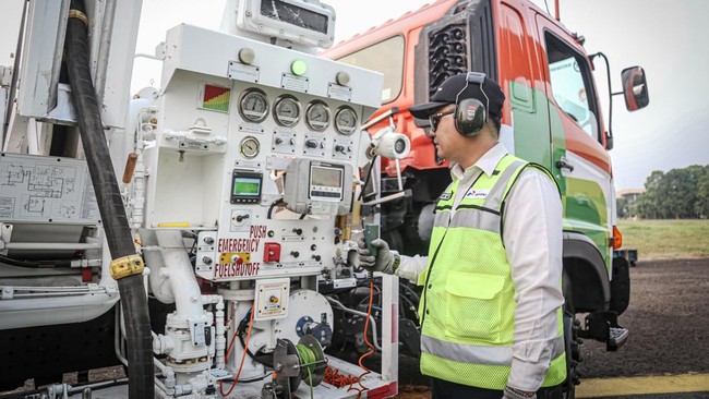 Infrastruktur Depot Pengisian Pesawat Udara (DPPU) guna menyalurkan SAF itu disiapkan di Bandara Soekarno Hatta Cengkareng dan Bandara Adi Soemarmo Solo.