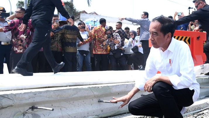 Presiden Joko Widodo (Jokowi) mengecek langsung perbaikan kondisi jalan rusak di Kabupaten Lampung Tengah, Jumat (27/10/2023). (Dok. Rusman - Biro Pers Sekretariat Presiden)