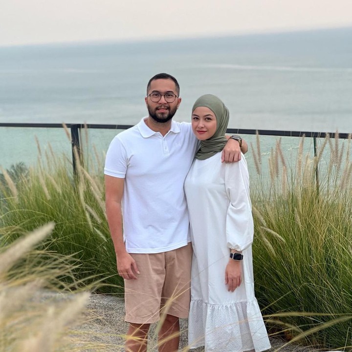<p>Revalina S. Temat menikah dengan Rendy Aditya Gunawan sejak 2015. Pernikahan perempuan berusia 37 tahun ini terbilang harmonis dan tak pernah diterpa isu miring, lho. (Foto: Instagram @vatemat)<br /><br /><br /></p>