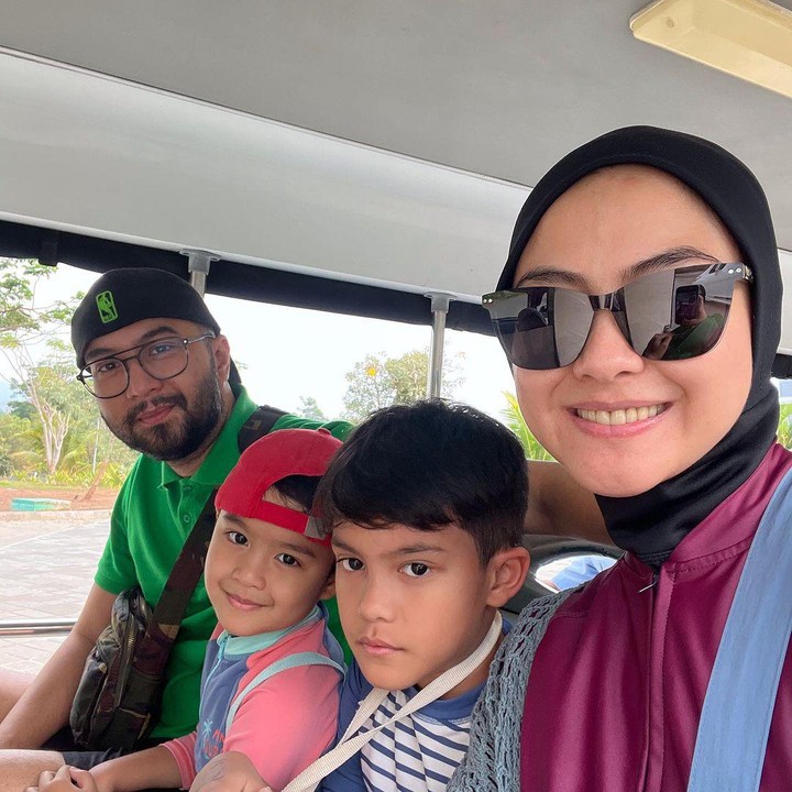 <p>Hal itu diketahui langsung dari beberapa momen yang diunggah Revalina di media sosialnya. Pasangan yang sudah mengarungi bahtera rumah tangga selama 8 tahun tampak bahagia menghabiskan waktu bersama dua anak laki-lakinya. (Foto: Instagram@vatemat)</p>