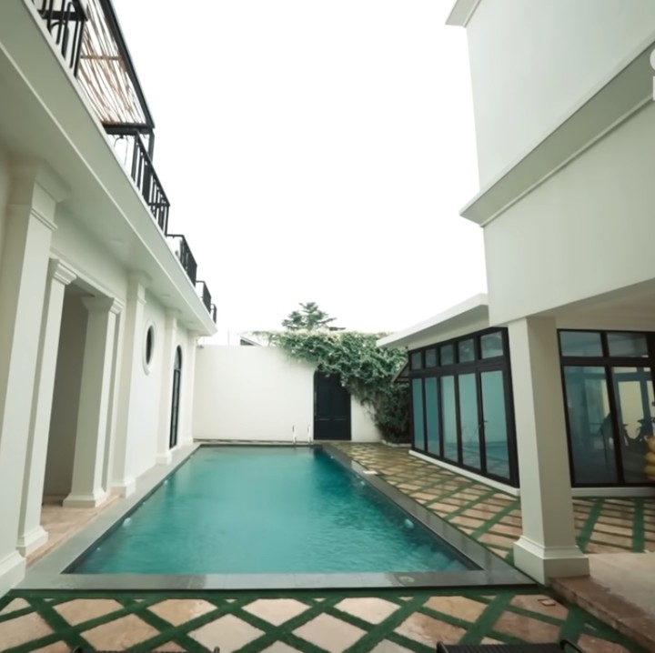 <p>Terakhir ada hunian milik Shireen Sungkar dan Teuku Wisnu, nih. Diungkap sang tuan rumah, area kolam renang ini menjadi tempat paling sering diisi oleh penghuni rumah. Mulai dari kucing yang berlarian, Wisnu yang melakukan gym di dekat kolam, hingga anak-anak yang bermain. (Foto: YouTube AH)</p>