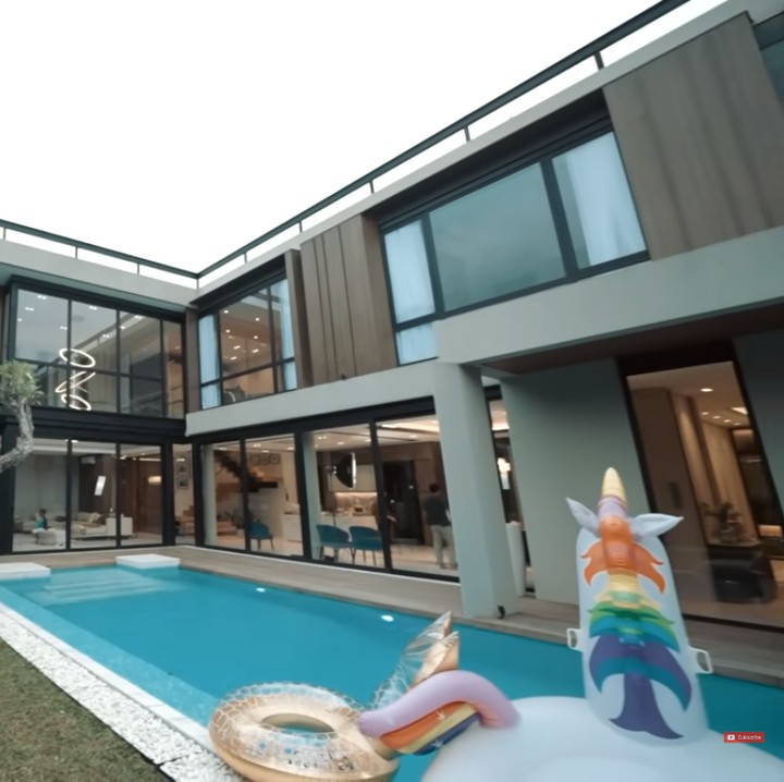 <p>Berikutnya kolam renang di rumah pasangan Titi Kamal dan Christian Sugiono. Kolam renang ini dikelilingi taman dan semakin asri karena dilengkapi dengan vertikal garden. (Foto: YouTube AH)</p>