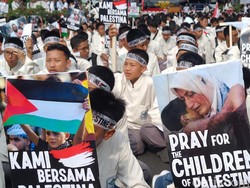 Massa Pelajar Purwokerto Aksi Damai-Salat Gaib Doakan Korban Palestina
