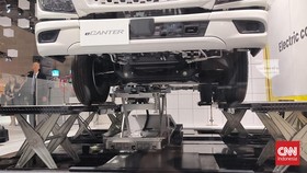Swap Baterai Truk Listrik eCanter Pakai Sistem Sewa per Kilometer