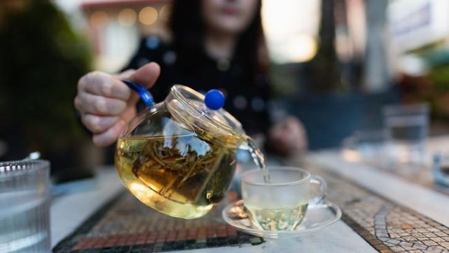 Air rebusan herbal kerap dipilih sebagai cara alami untuk membantu menjaga kesehatan ginjal.