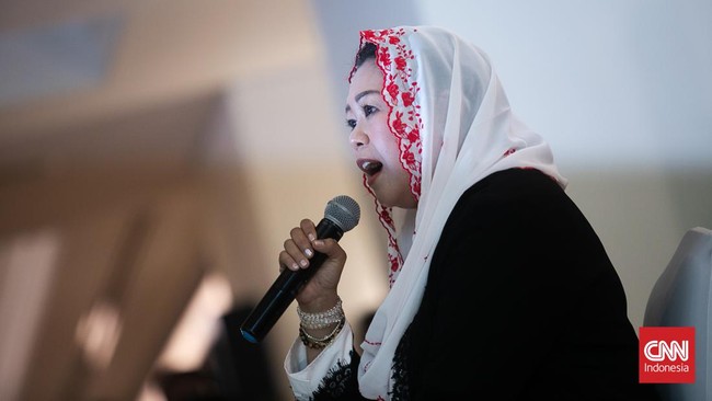 Yenny mendukung pasangan Ganjar dan Mahfud Md, yang merupakan sosok pemimpin paling ideal yang dapat membawa bangsa Indonesia kepada masa depan yang cerah.