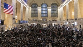 FOTO: Ratusan Massa Gelar Aksi Dukung Palestina di New York