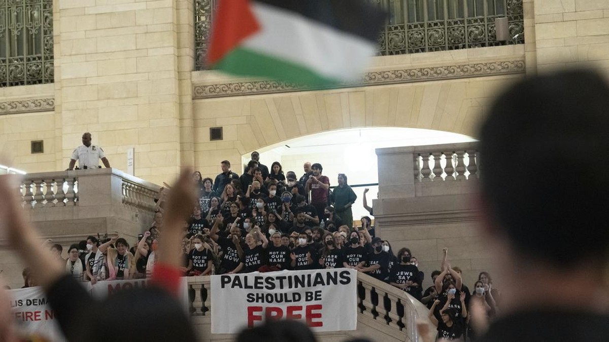 FOTO: Ratusan Massa Gelar Aksi Dukung Palestina di New York
