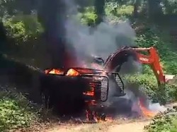 3 Alat Berat Tambang Emas Ilegal di Bungo Dibakar Warga