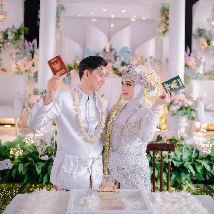 <p>Tidak hanya itu, Yosi pun menuliskan pesan singkat yang menyentuh hati untuk sang suami. "Terimakasih banyak Ya Rab engkau hadirkan dan Persatukan kami dua jiwa yang terhubung menjadi satu dalam Janji Suci Sehidup Semati," tambahnya. (Foto: Instagram@yossinggr11)</p>