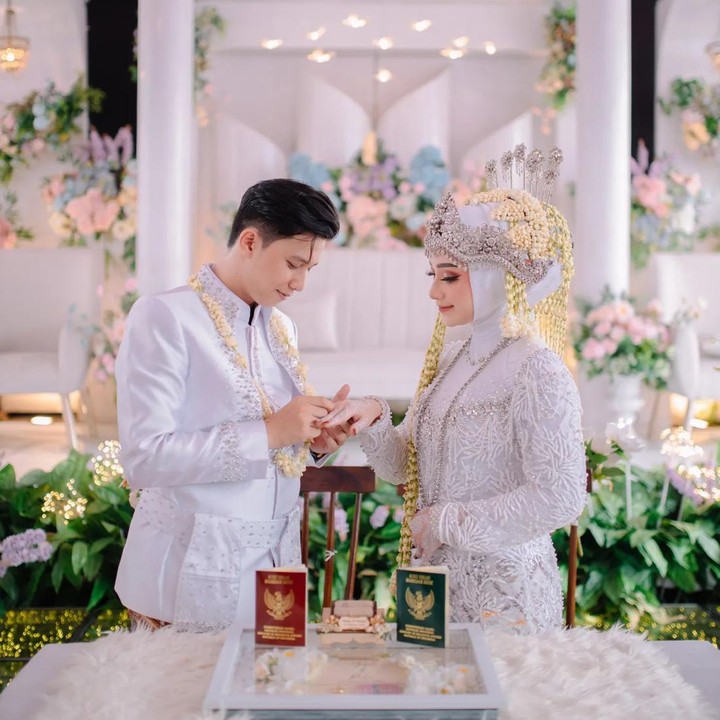 <p>Prosesi akad nikah dan resepsi mereka pun berjalan dengan lancar. "Alhamdulillah 25 Oktober 2023 telah berlangsungnya prosesi Akad & Resepsi Pernikahan kami yang begitu hikmat, penuh rahmat dan berlimpah kebahagiaan," tulis Yosi, dikutip dari laman <em>Instagram@yossinggr11,</em> Sabtu (28/10/2023). (Foto: Instagram@yossinggr11)</p>