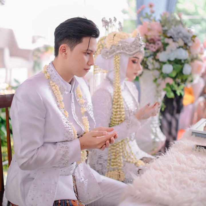 <p>Melalui Instagram-nya, Ahmad dan Yosi mengunggah beberapa momen saat prosesi akad nikah. Saat prosesi tersebut, mereka mengenakan baju pengantin adat Sunda, lengkap dengan mahkota siger yang dipakai pengantin perempuan. (Foto: Instagram@yossinggr11)</p>