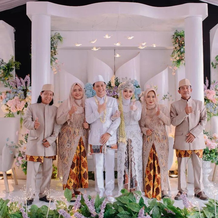 <p>Ahmad Pule telah resmi menikahi seorang perempuan cantik bernama Yosi. Kabar bahagia itu diketahui langsung dari beberapa momen yang diunggah keduanya di Instagram pribadi. (Foto: Instagram@yossinggr11)</p>