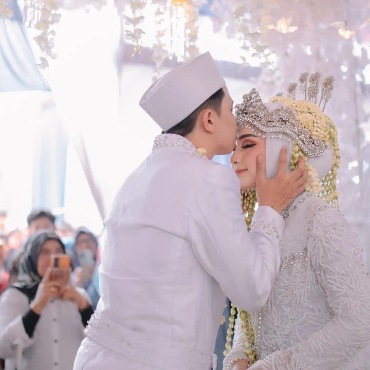 <p>Hal itu diungkap langsung oleh sang istri yang menyebut hari pernikahannya bertepatan dengan ulang tahun Ahmad. "Bertepatan di Hari Ulang Tahun <em>@ahmad_pule</em><br /><em>Alhamdulillah</em> Masya Allah," tulis Yosi. (Foto: Instagram@yossinggr11)</p>