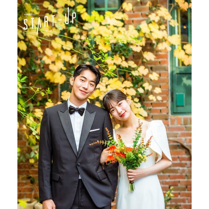 <p>Berdiri berdampingan dengan Nam Joo Hyuk, keduanya sedang berpose mesra di BTS drakor <em>Start-Up</em>, Bunda. Dengan lipstik merah dan gaun putih, kecantikannya menjadi berlipat-lipat ya, Bunda? (Foto: Instagram @tvndrama.official)</p>